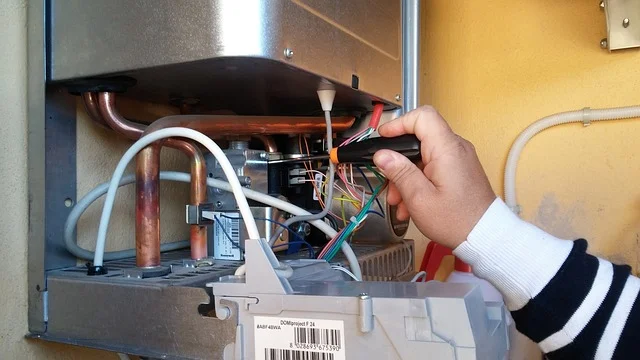 Imagem de pessoa instalando aquecedor a gás
