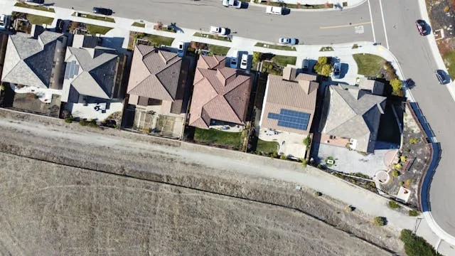 Imagem de painéis solares instalados em telhados