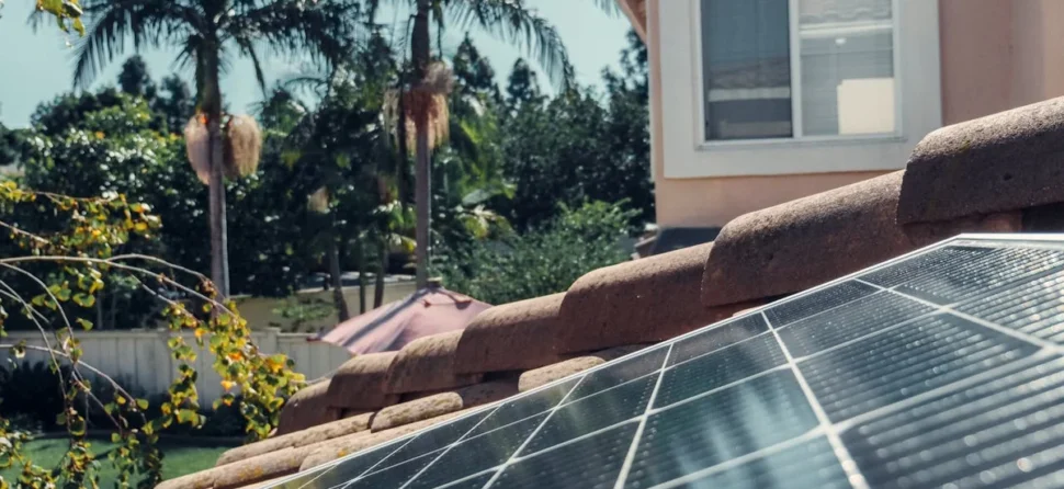 Quantas placas fotovoltaicas são necessárias para manter uma casa?